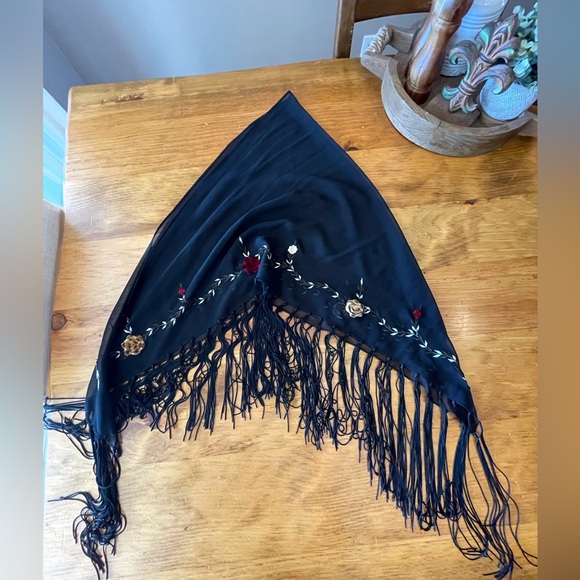 Shawl worn once - Picture 3 of 8